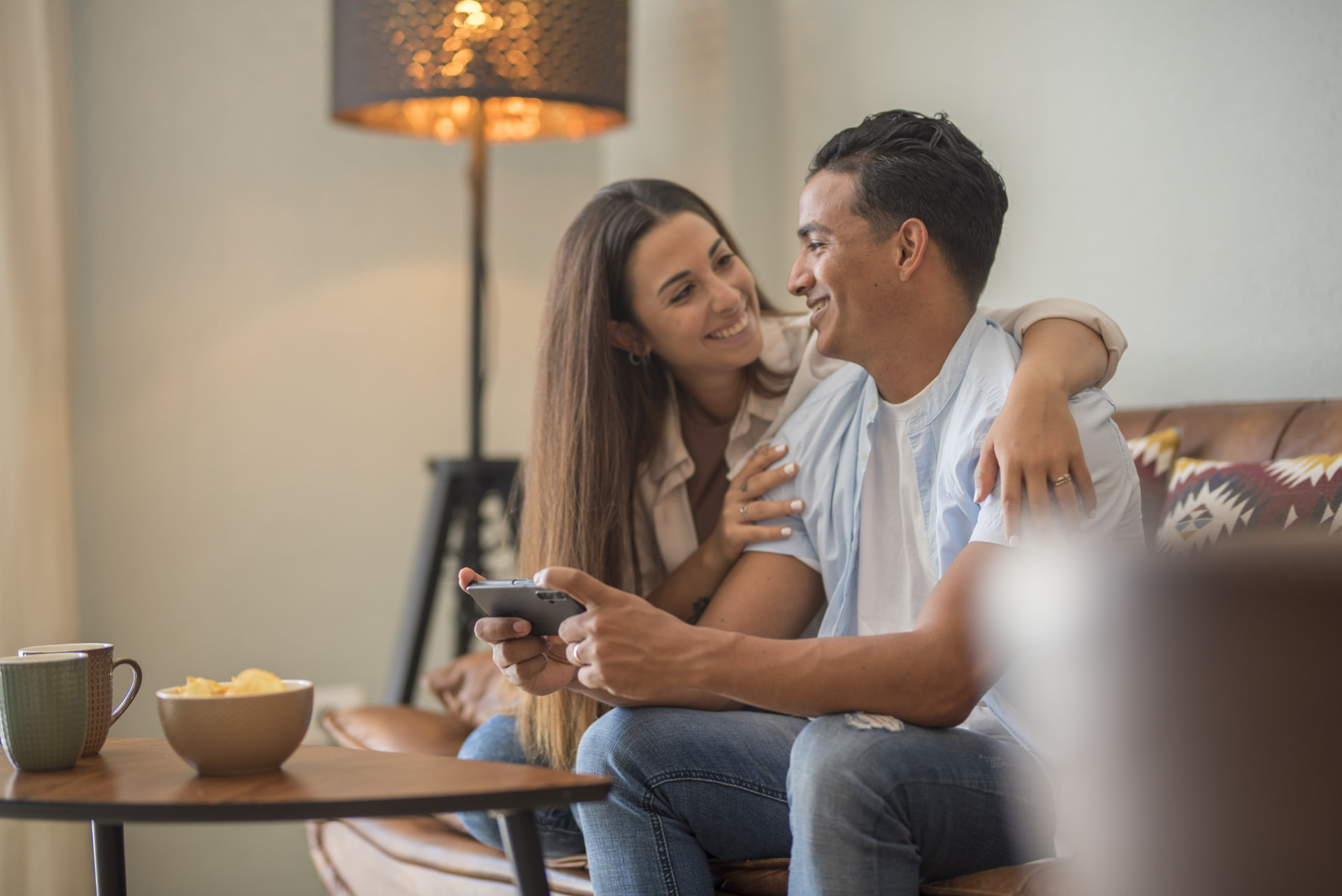 Couple détendu dans son salon