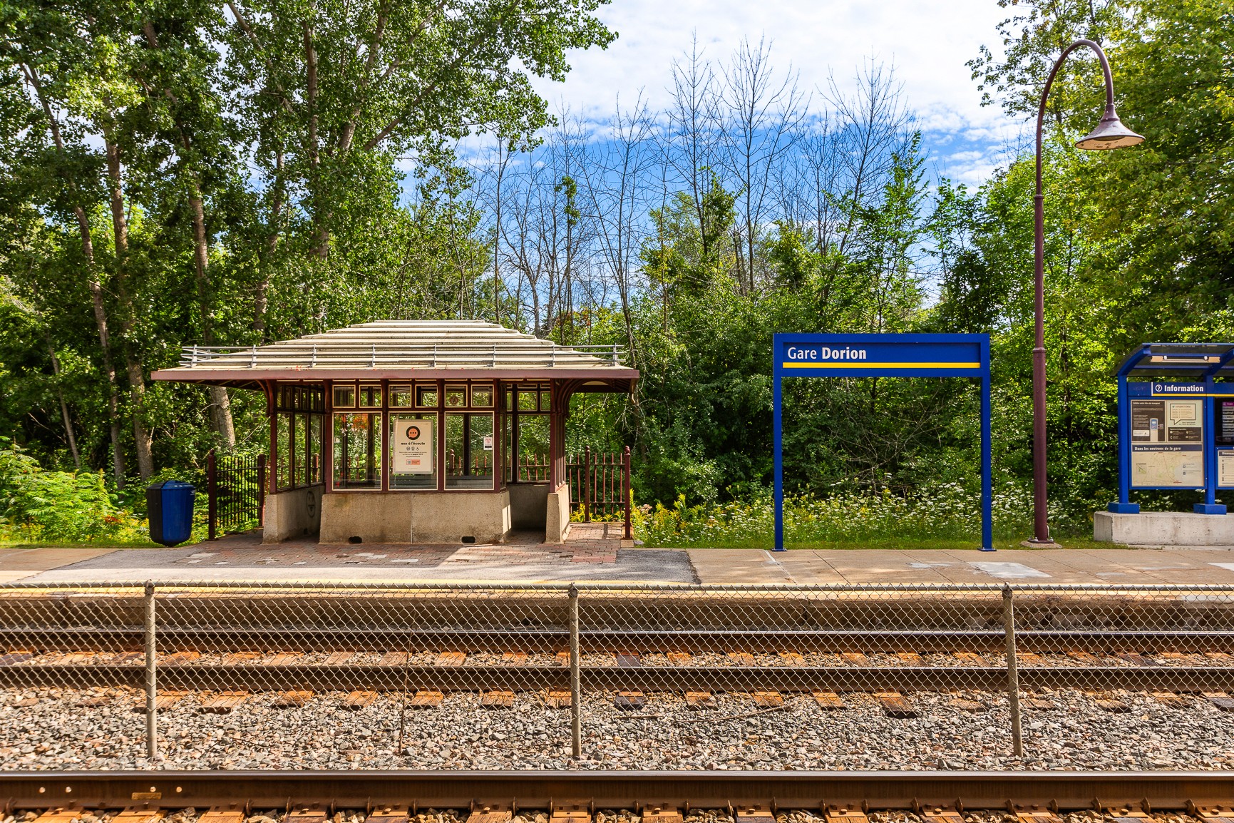Voies ferrées et quai de la gare Dorion