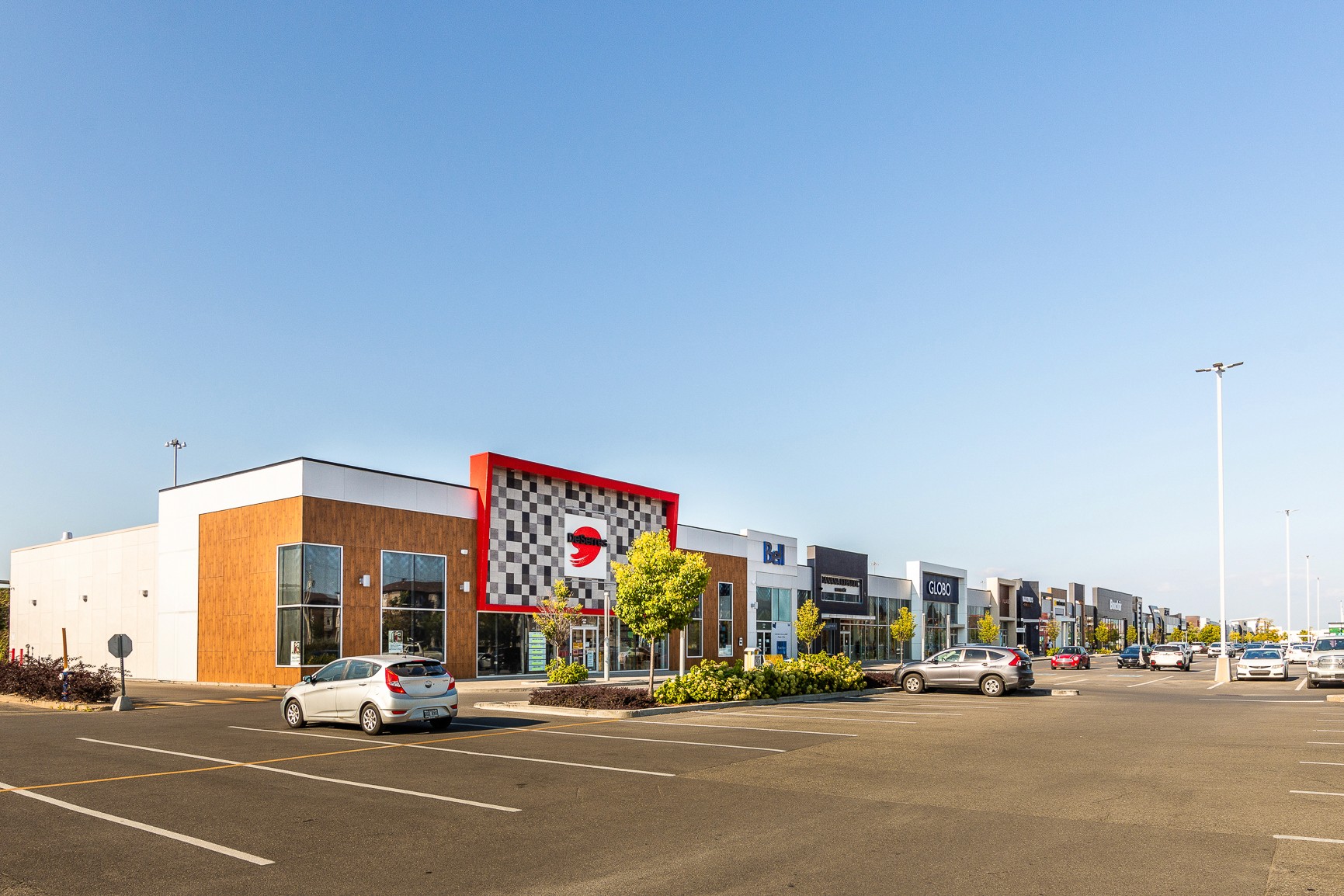 Boutiques et stationnement de l’Avenue Vaudreuil