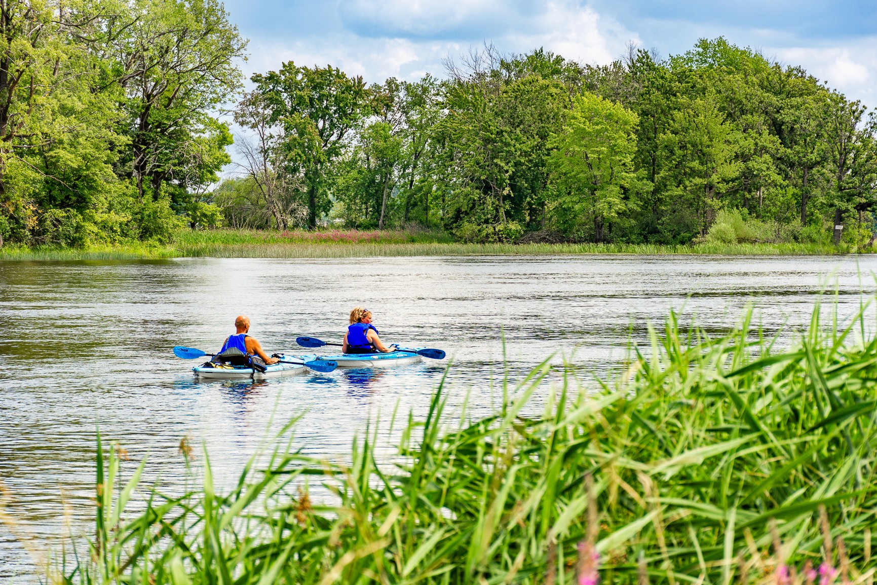 Deux personnes en kayak sur la rivière